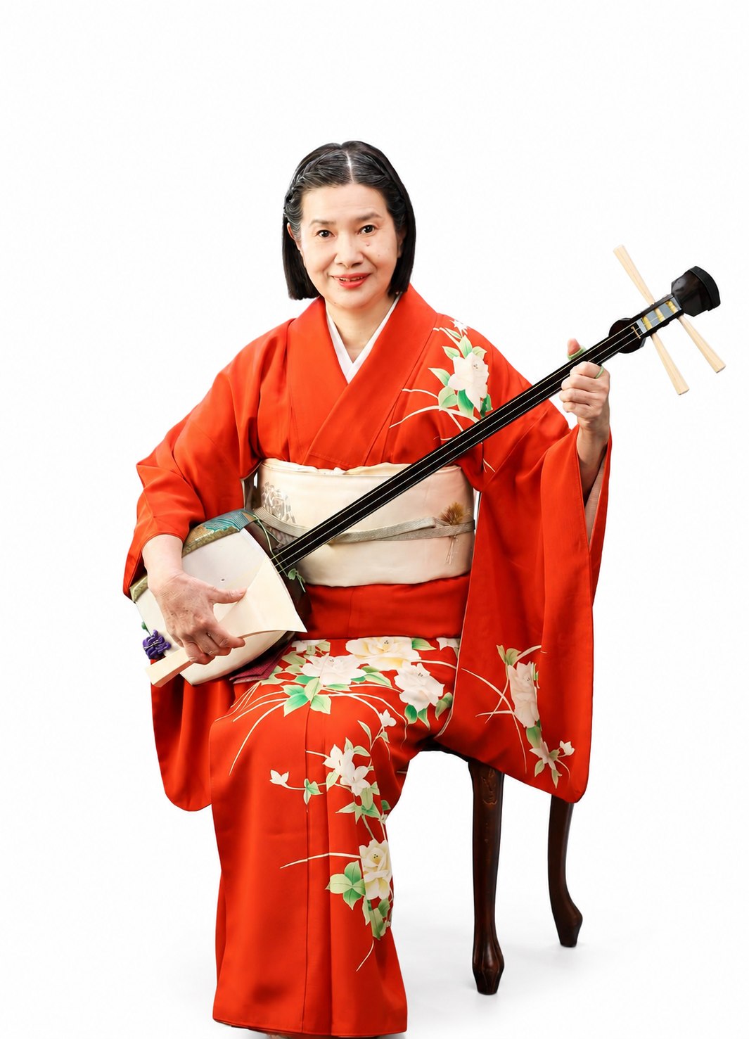三絃(三味線)を構える講師 道元容子